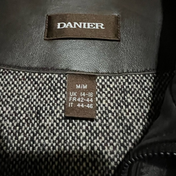 EUC. DANIER LEATHER WINTER/FALL COAT - Picture 5 of 6